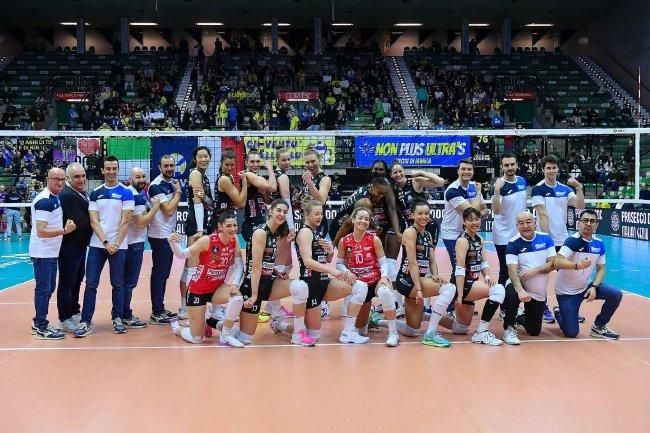 意大利科内利亚诺女排赛前合影