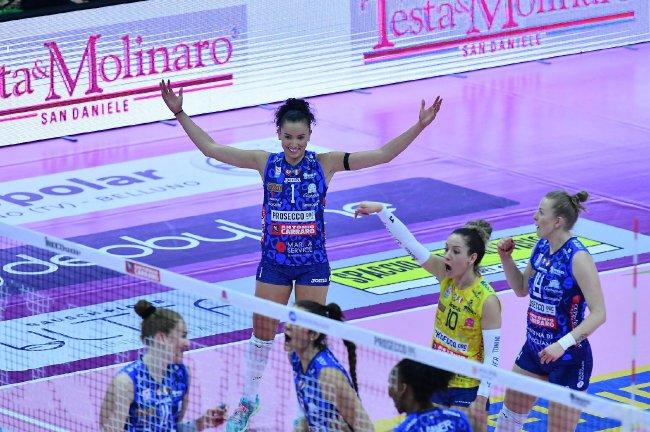 科内利亚诺女排庆贺胜利